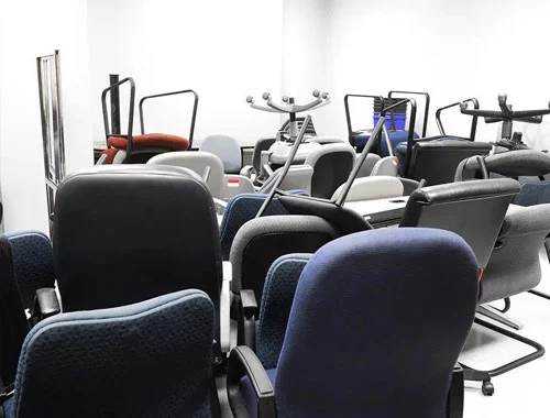 Büroräumung – Büromöbel werden demontiert